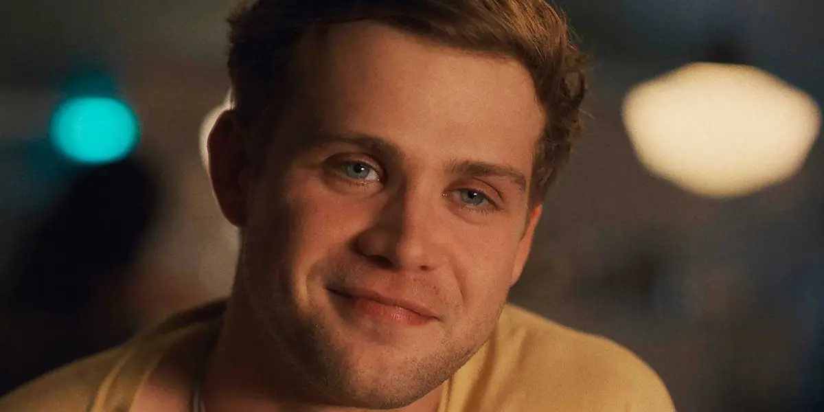 Leo Woodall as Roxster smiling in Bridget Jones Mad About the Boy.