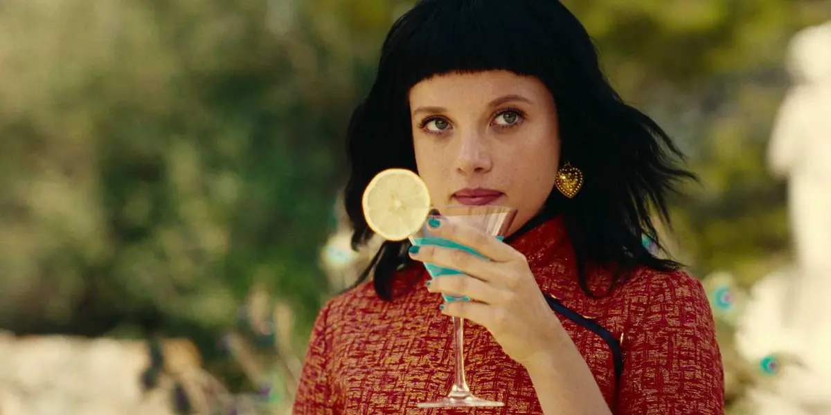 Jella Haase as Kleo drinking a martini in Netflix's Kleo