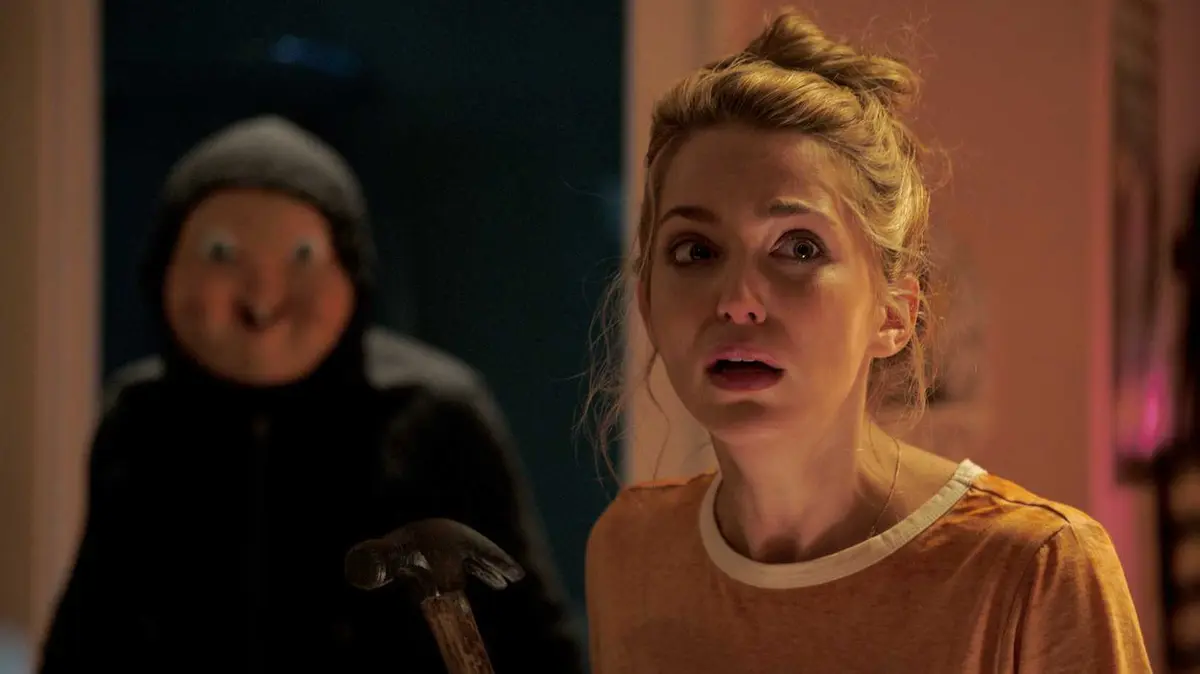 Jessica Rothe&nbsp;and the masked killer&nbsp;in&nbsp;Happy Death Day (2017)