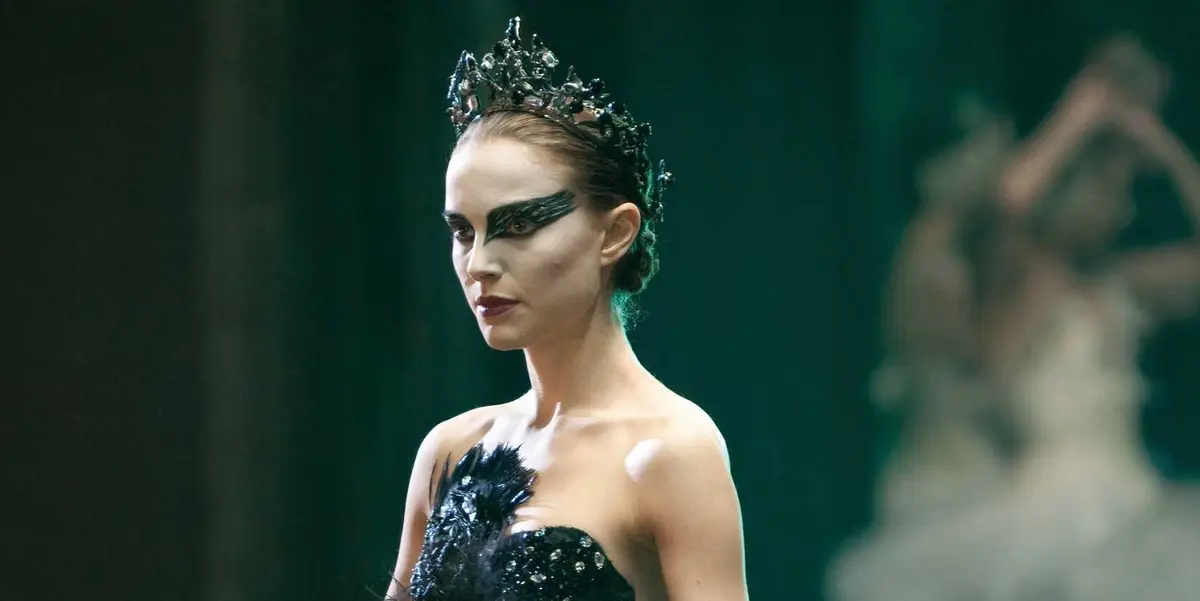 black swan, natalie portman as the black swan, looking creepy