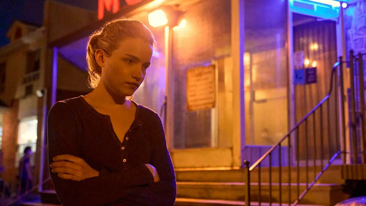 Willa Fitzgerald as Roscoe outside a bar in Reacher.
