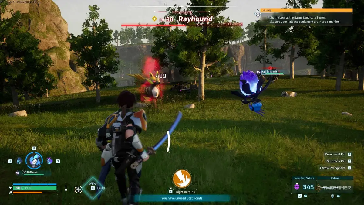 The player's Bellanoir is fighting against the Predator Rayhound in Palworld.