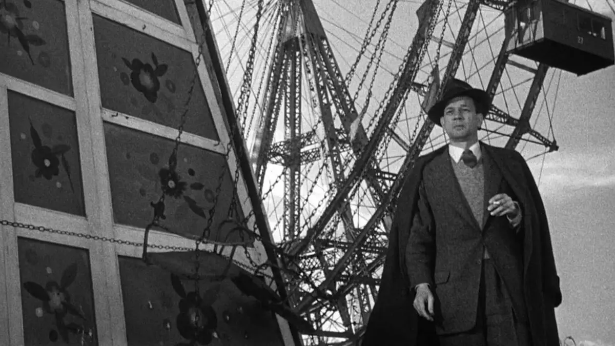 Joseph Cotten as Holly Martins by the ferris wheel in The Third Man