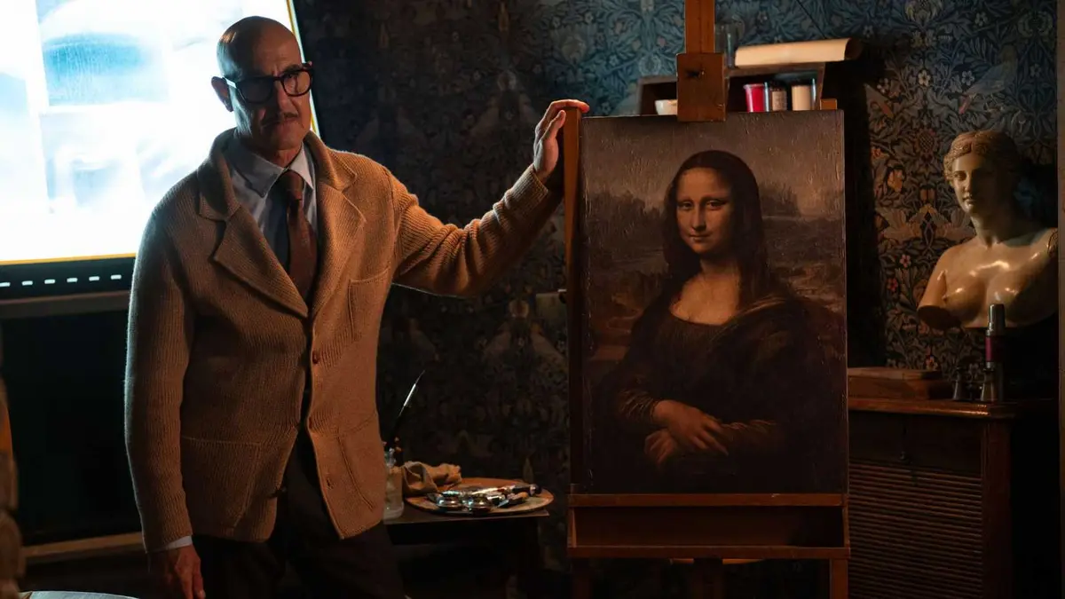Stanley Tucci holding a hand on the frame of the Monalisa painting in Prime Video's Masterplan