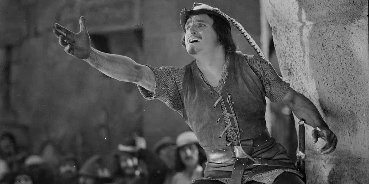 Robin addresses peasants after giving them his loot in Robin Hood (1922)