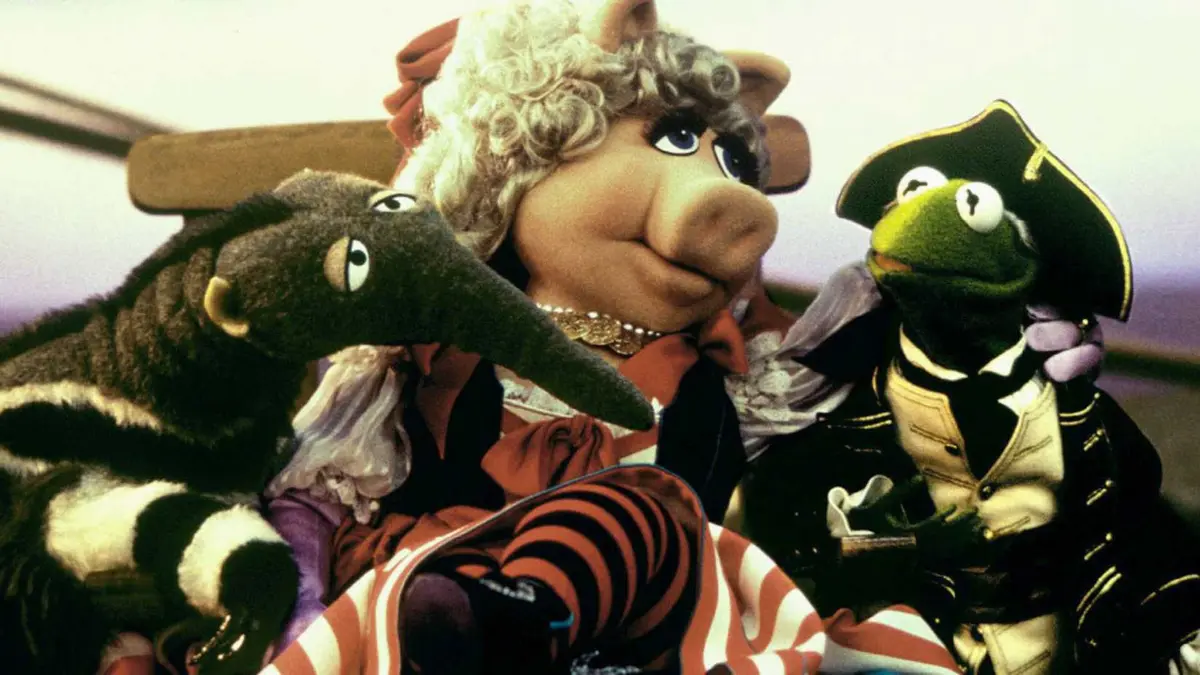 Miss Piggy and Kermit in Muppet Treasure Island (1996) looking at one another