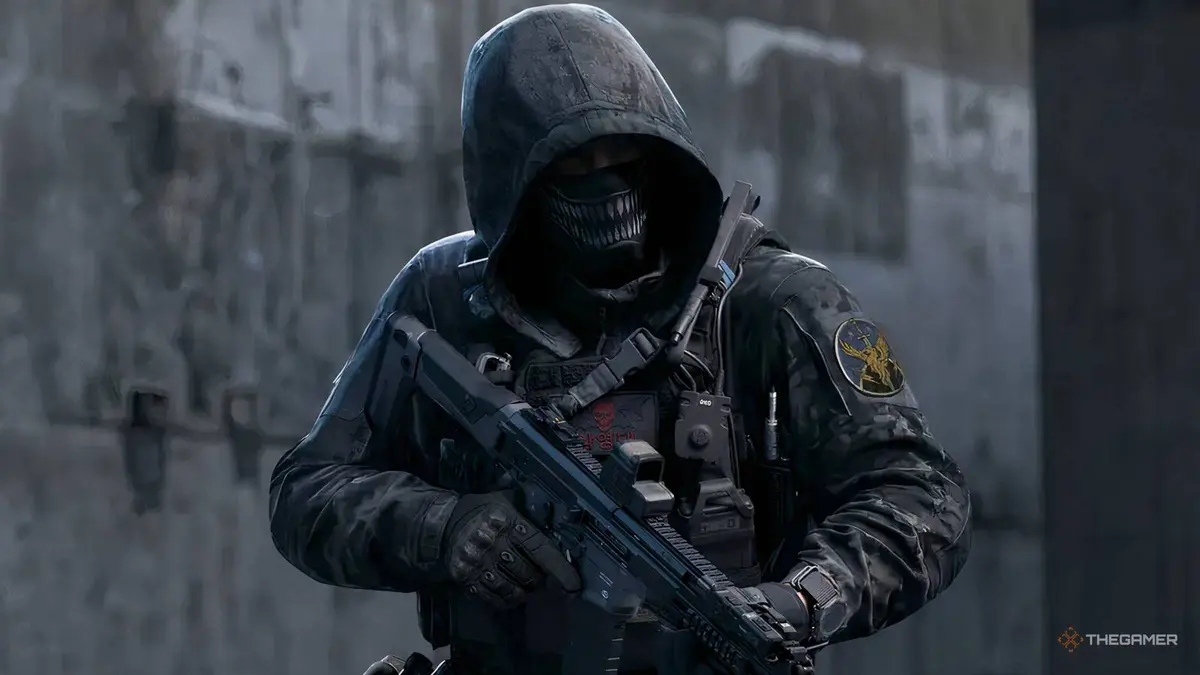Photo of main character from Cod M4 holding a gun with a mask.