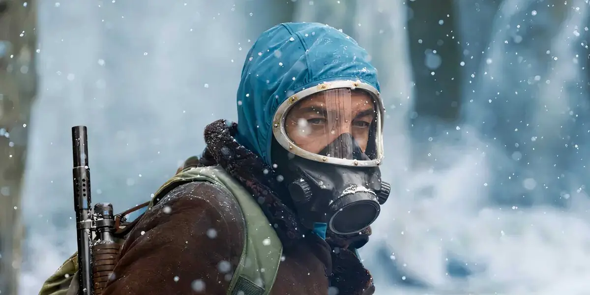 Masked Man walking across a snow-clad post-apocalyptic landscape in The Eternaut