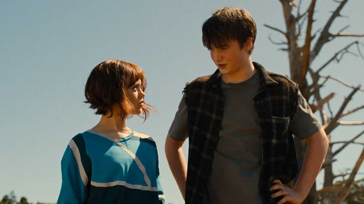 Jenna Ortega and Aran Murphy talking in Klara and the Sun