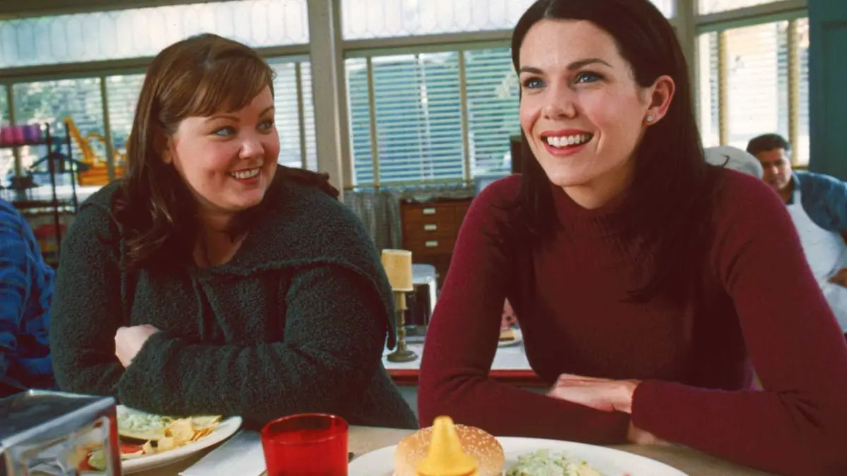 Sookie (Melissa McCarthy) and Lorelai (Lauren Graham) at Luke's Diner in Gilmore Girls