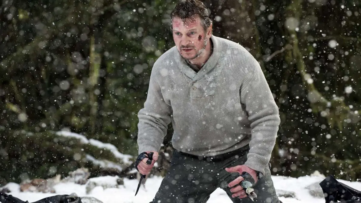 Liam Neeson as John Ottway with a knife in The Grey