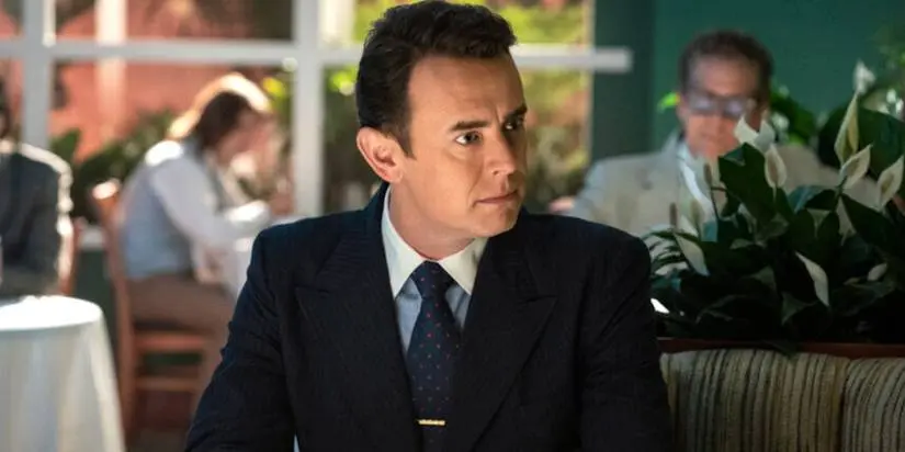 Colin Hanks as Barry Lapidus in a resturant in The Offer