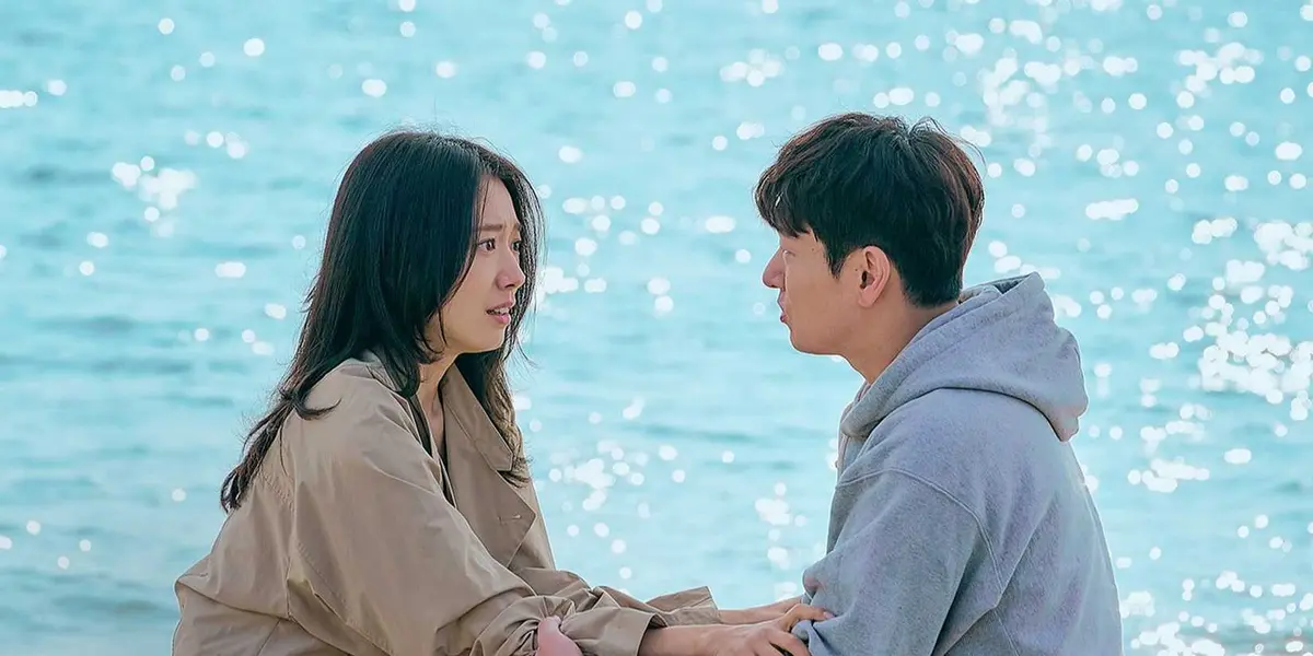 Park Shin-ye and Cho Seung-woo holding each other in Sisyphus: The Myth