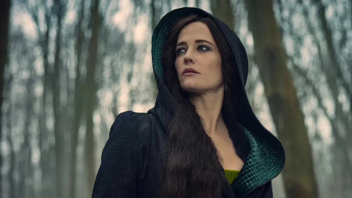 Eva Green looks over as Milady in Three Musketeers Dartagnan