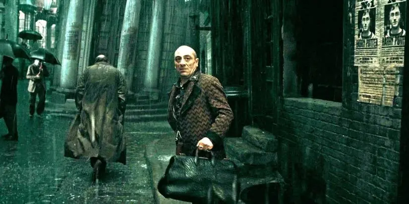 Mundungus Fletcher creeps around Diagon Alley in Harry Potter.