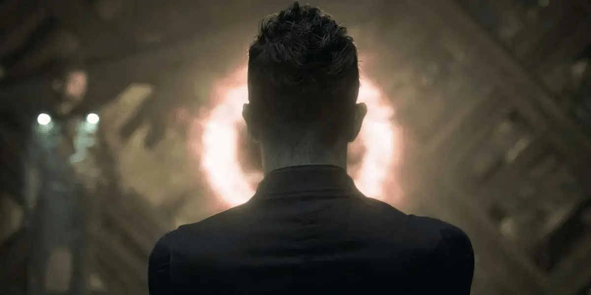 Miller staring at the eye in The Expanse episode Saeculum