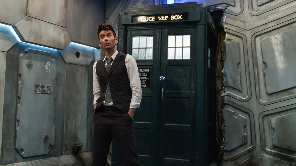David Tennant in front of TARDIS in Doctor Who