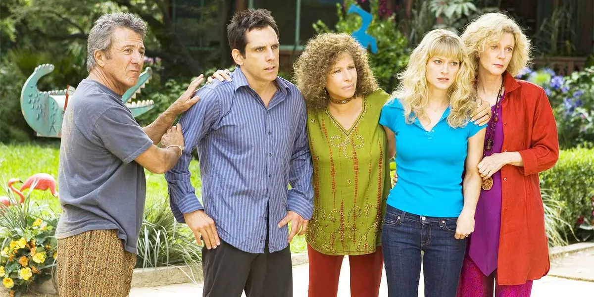 Dustin Hoffman, Ben Stiller, Barbra Streisand, Teri Polo, and Blythe Danner standing in a line outside with various expressios of unease and unhappiness in Meet the Fockers