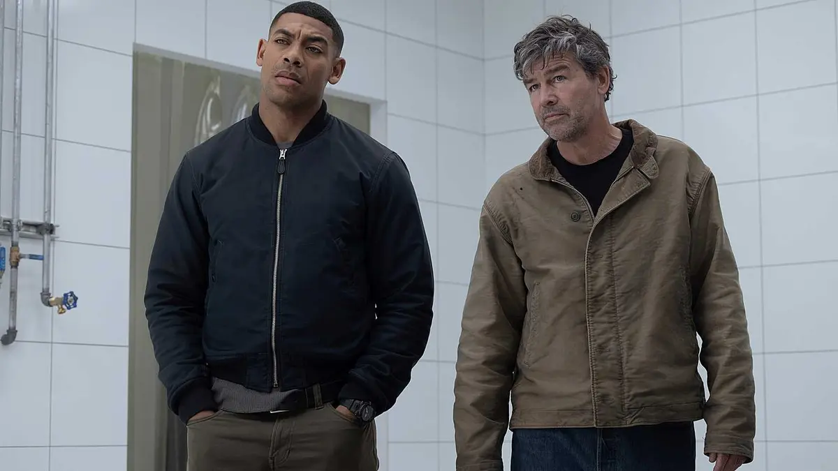 John stewart and Hal Jordan in a white room staring at something from Lanterns